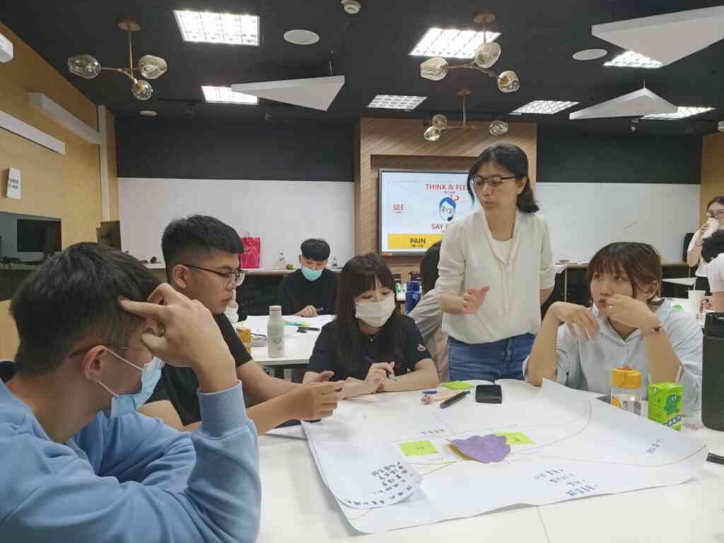 ▲大葉大學丁后儀老師(右二)引導學生反思。(大葉大學提供)