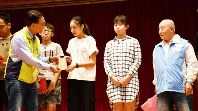 ▲林世賢市長發放低收入戶子女教育補助費。（記者林明佑翻攝）
