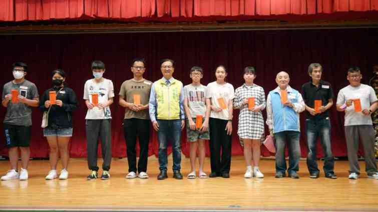 ▲彰化市長林世賢逐一發放低收入戶子女教育育補助費後逐批合影留念。（記者林明佑攝）