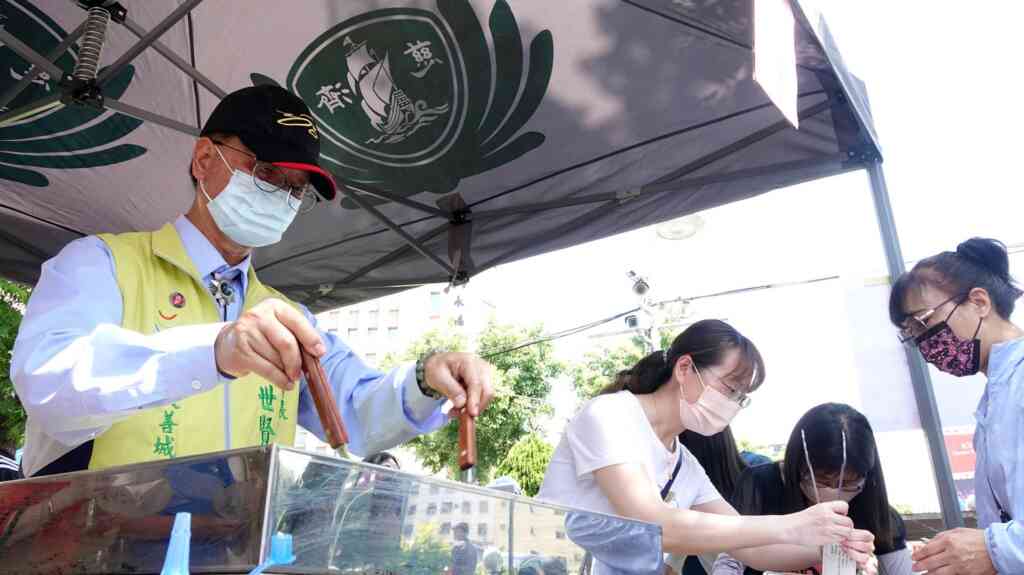 ▲彰化市長林世賢為幫忙發生震災的姊妹市-花蓮市募款煎菜頭粿義賣。(記者林明佑攝)
