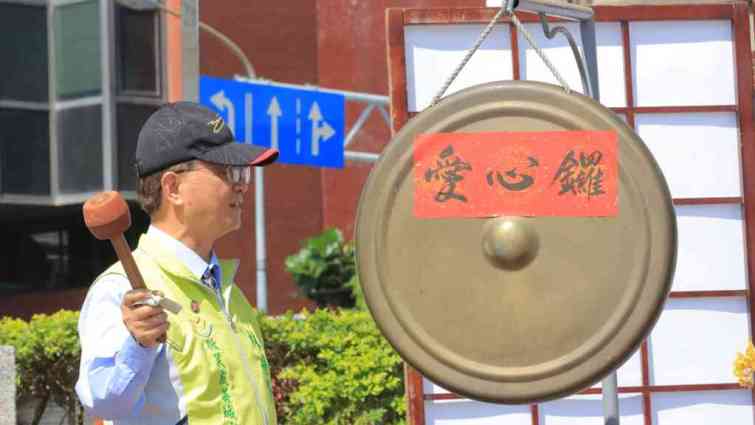 ▲林世賢市長在愛心市集活動敲愛心鑼。（記者林明佑翻攝）