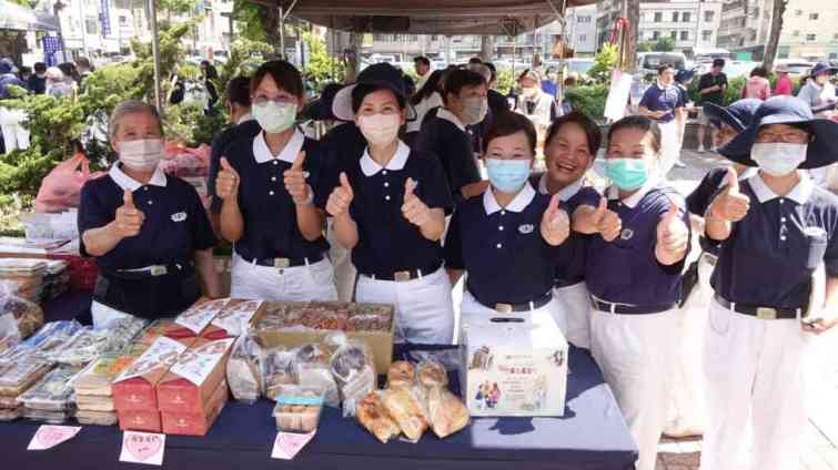 ▲愛心市集活動由佛教慈濟慈善基金會主辦、彰化市公所共同協辦，並由市公所免費提供藝術館廣場場地。（記者林明佑攝）