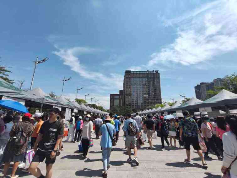 ▲慈濟舉辦募心募愛市集 超過140個攤位共襄盛舉 民眾也熱烈響應。（記者廖妙茜翻攝）