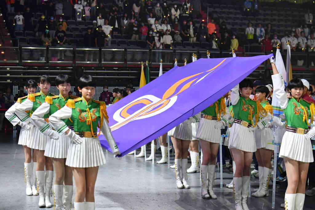 ▲113年全國中等學校運動會在臺北小巨蛋開幕,眾人迎接大會會旗進場。(新傳處提供)