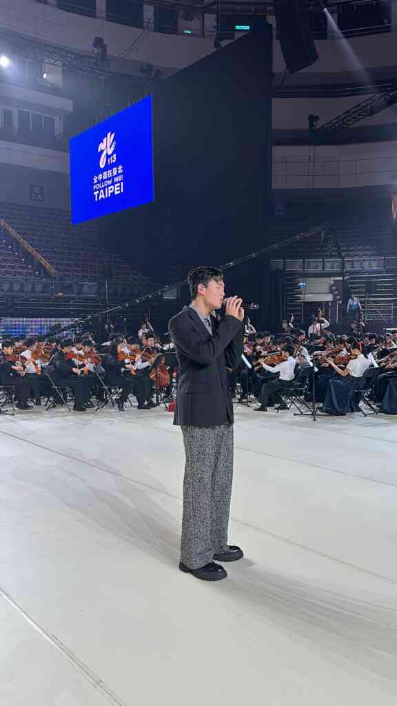 ▲AcQUA源少年須弘道與介壽國中、敦化國中的弦樂團合作演出《懸崖》。（種子音樂提供）