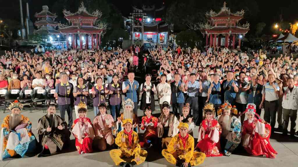 ▲桐花之夜第二場,唐美雲歌仔戲團帶來劇碼《哪吒傳》,於今晚在芬園寶藏寺熱鬧登場,縣長王惠美與會欣賞,與上千名鄉親同樂,共同度過一個愉快的假期。(彰化縣文化局提供)