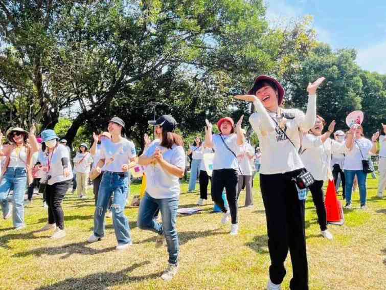 ▲帶動跳唱活動，民眾樂在其中。（記者廖妙茜翻攝）