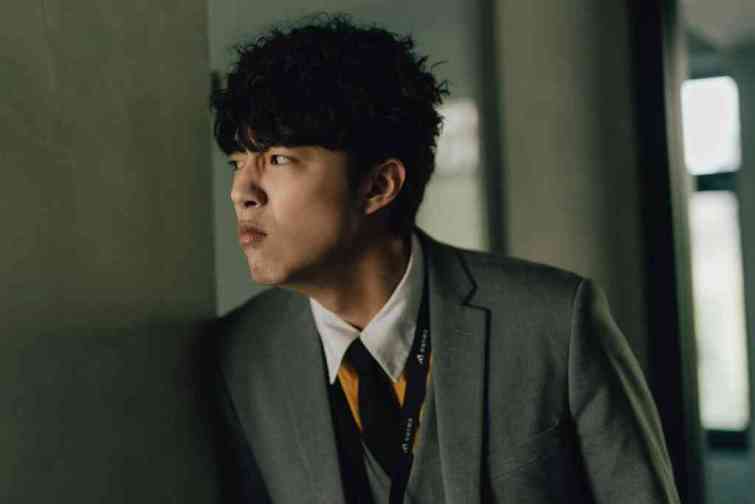 ▲蔡凡熙在《幸福房屋事件簿》飾演「能夠通靈、聞得到鬼」的呆萌少年。（逆光電影股份有限公司提供）
