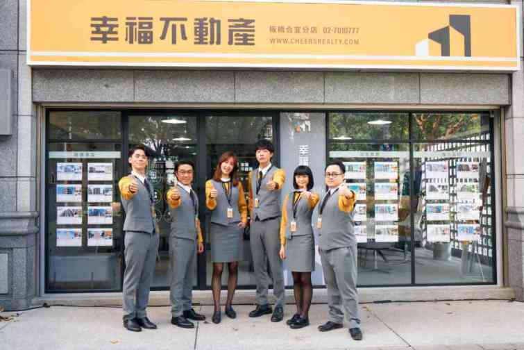 ▲全員歡慶開張大吉！全新戲劇《幸福房屋事件簿》環繞凶宅故事，呈現房仲業者的甘苦面和工作細節。（逆光電影股份有限公司提供）