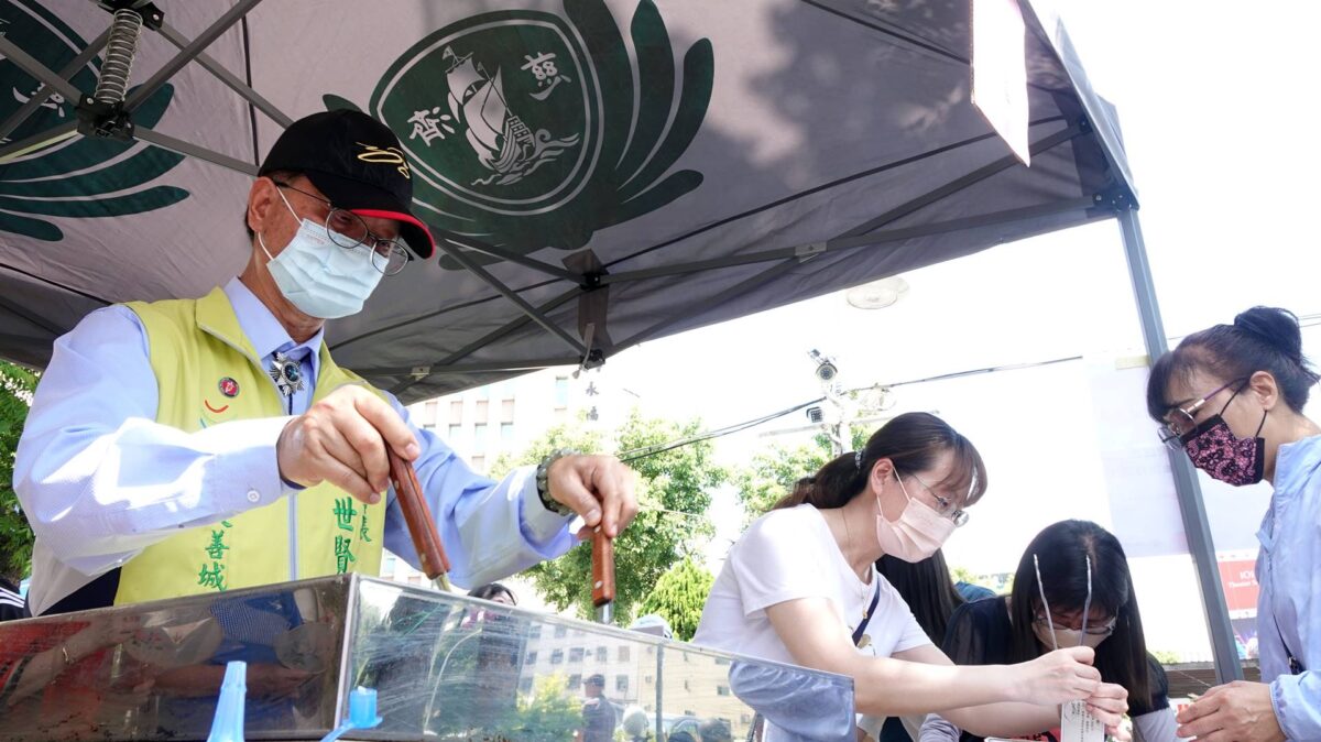 彰化為姊妹市花蓮震災募款　林世賢市長掌廚煎菜頭粿義賣