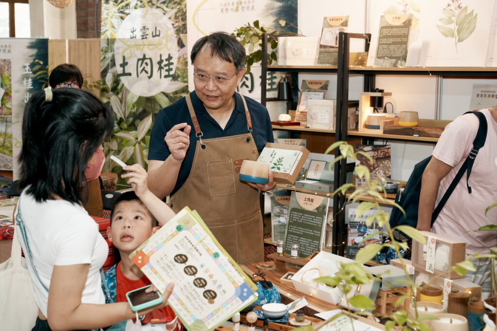 以推廣臺灣木材、竹材使用為活動宗旨,森林市集可謂最具「國產特色」的文創市集。(農業部林業及自然保育署 提供)