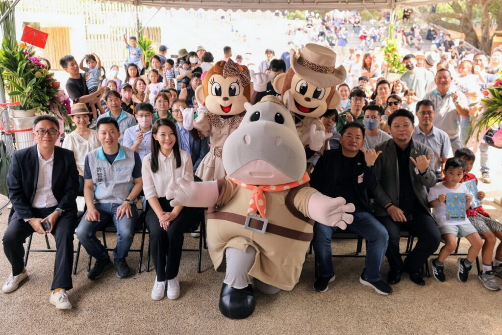 兩園分別由新竹市立動物園園長楊礎遠與六福村主題遊樂園總經理葉忠岳為代表，正式簽約締結為姊妹園。也感謝各界貴賓蒞臨觀禮，包含動物保育最高主管機關行政院農業部林業及自然保育署新竹分署技士蔡思聖、六福旅遊集團董事長莊豐如，與動物園暨水族館協會(TAZA)會員夥伴：財團法人私立遠雄海洋動物園總監任一凡、Xpark執行長