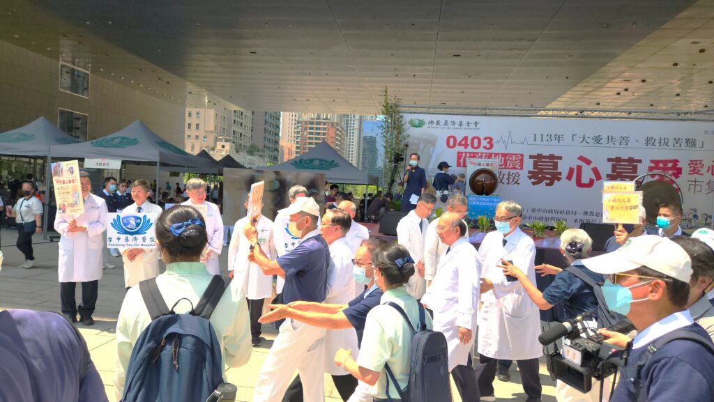 台中慈院簡守信院長帶領團隊響應募心募愛活動。(圖/陳惠玲攝)