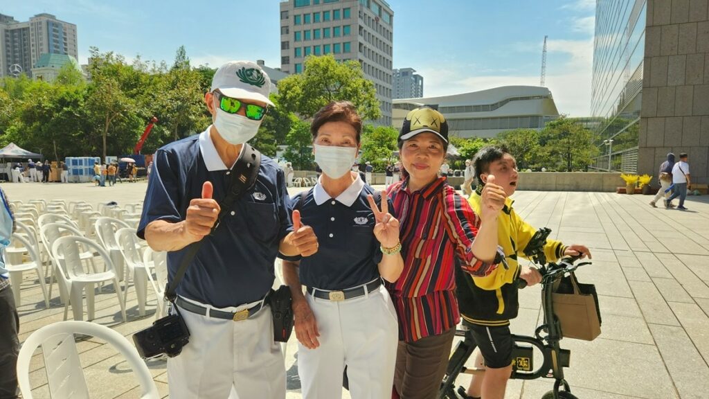 慈濟人文真善美志工溫忠漢忍著身體微恙,與同修師姊一起發揮生命良能共善。(圖/陳惠玲攝)