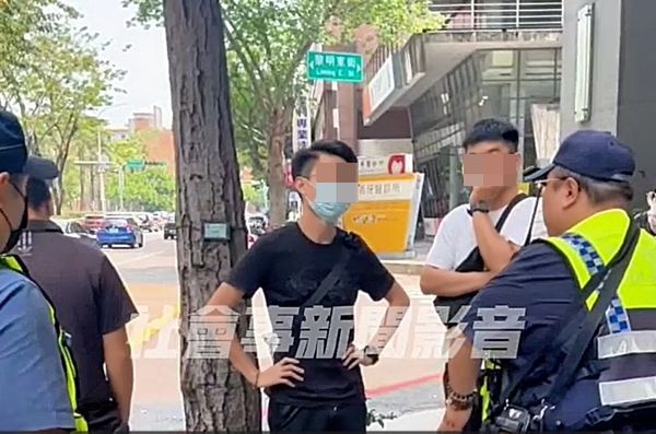 護女友插隊停車 北市休假警亮身分惹議 234 護女友插隊停車 北市休假警亮身分惹議 233