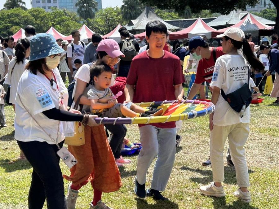 台中親子歡樂派對盛大登場 千人看劇闖關玩泡泡