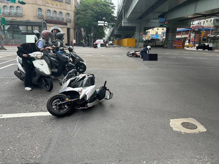 因禮讓救護車所發生的追撞事故,造成兩位駕駛四肢多處擦挫傷,均已送醫治療。(記者黃荷琇 翻攝)