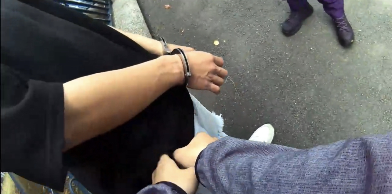 淡水警當場逮捕取款車手。(記者徐煜勝翻攝)