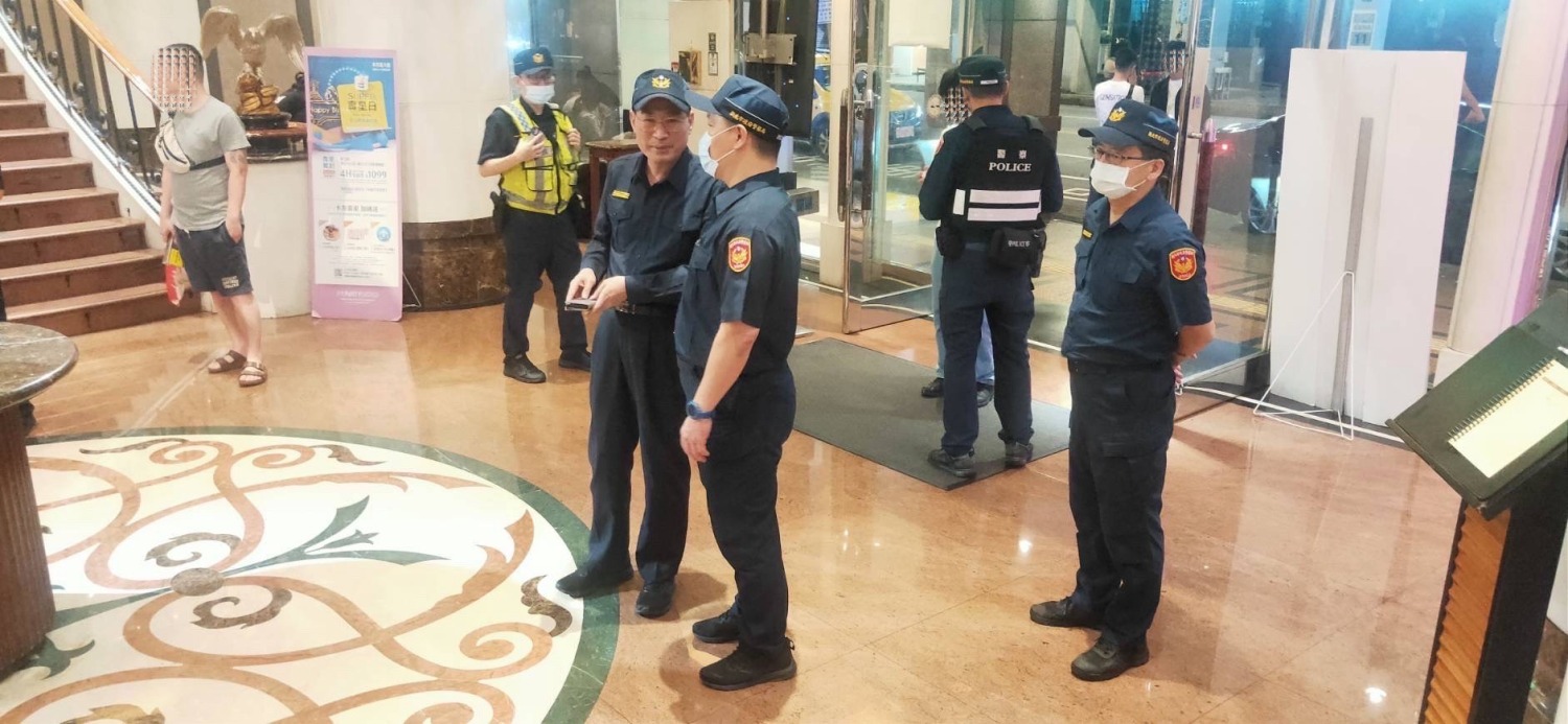 新北市警局督察長林故廷(左)與板橋分局長陳宇桓(右)共同參與臨檢轄區KTV(記者徐煜勝翻攝)
