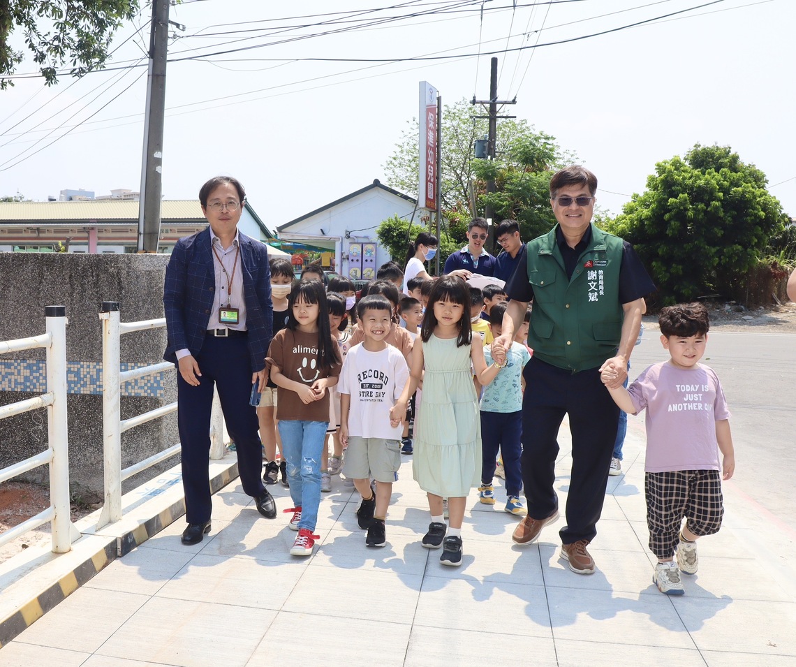 漾新聞|謝文斌視察仕隆國小新完成通學步道 擔任一日「導護爸爸 守護孩童