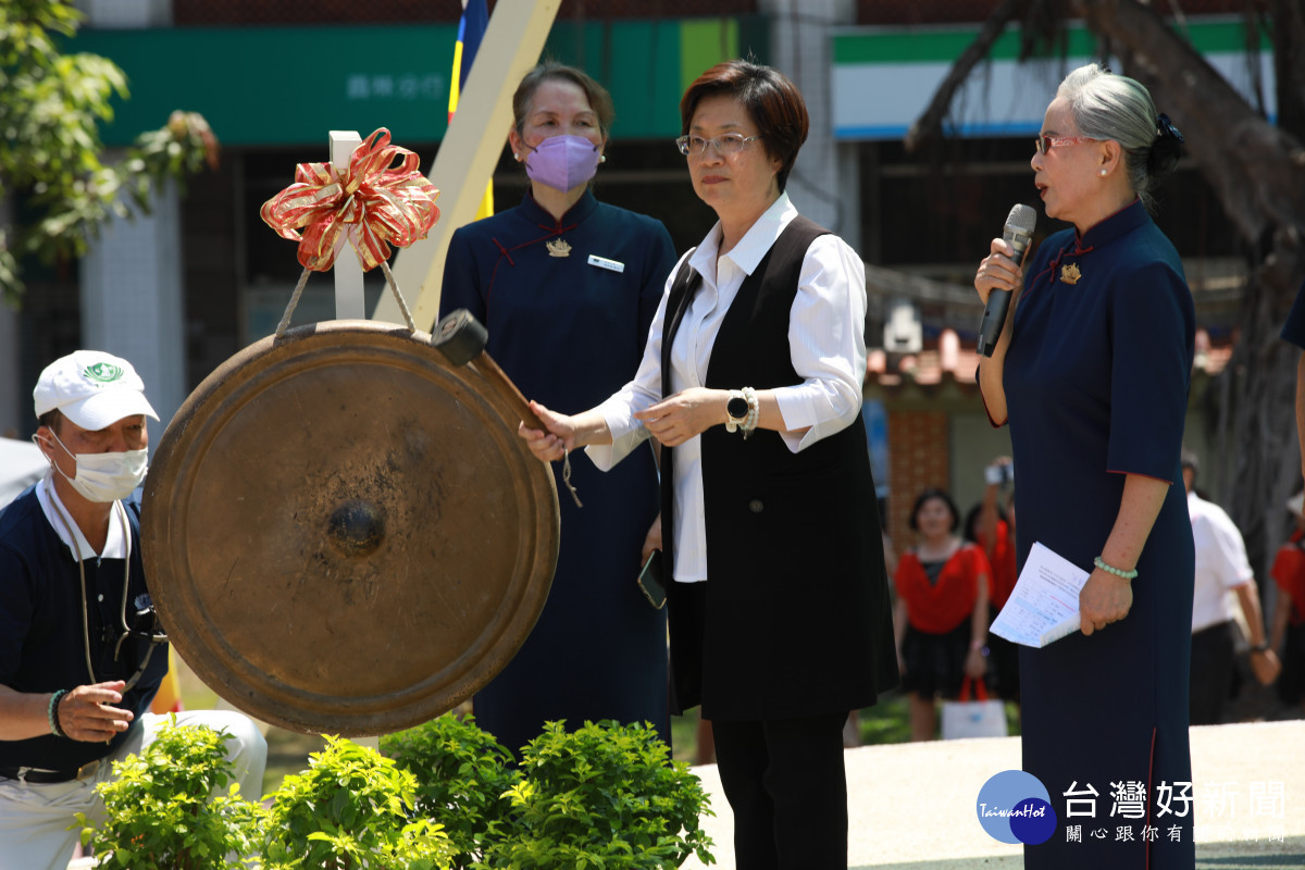 彰化慈濟志工愛心市集,援助花蓮強震募心募愛,縣長王惠美也親手佈施敲愛心鑼,呼籲大眾共同加入愛心行列。圖/慈濟基金會提供