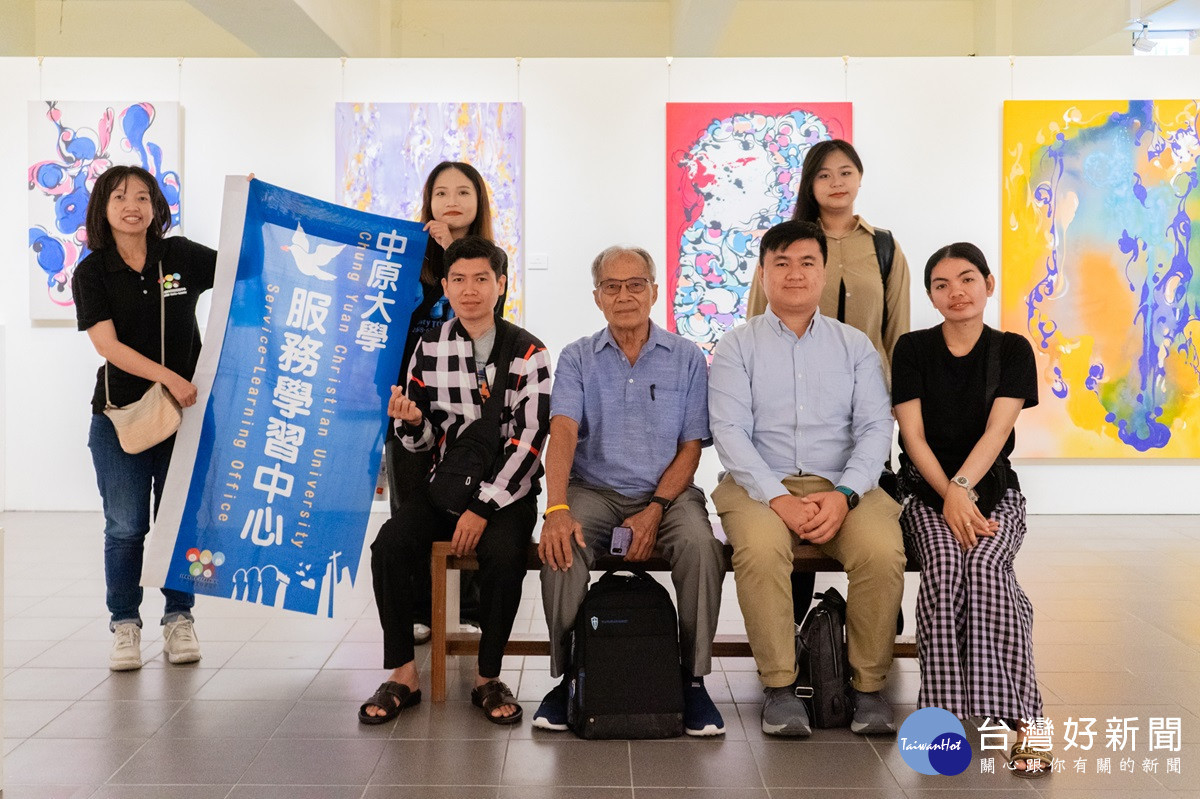 參訪中原大學藝術中心,認識台灣傳統廟宇色彩如何與關懷地球的環保理念相融合。