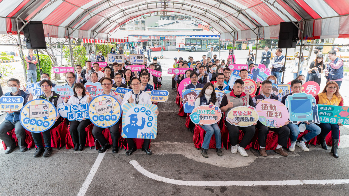 桃園市政府推出全國首創大客車駕駛「受訓即就業」計畫,免費受訓又可領薪資。