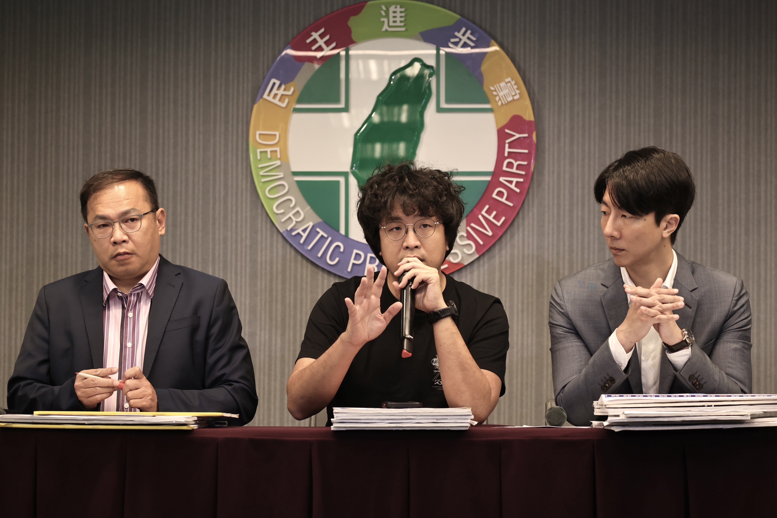 民進黨發言人人吳崢(右)、政策會執行長王義川(左)、立委沈伯洋(中)召開「國民黨接連赴中 劍指反滲透法傷害國安」記者會。林啟弘