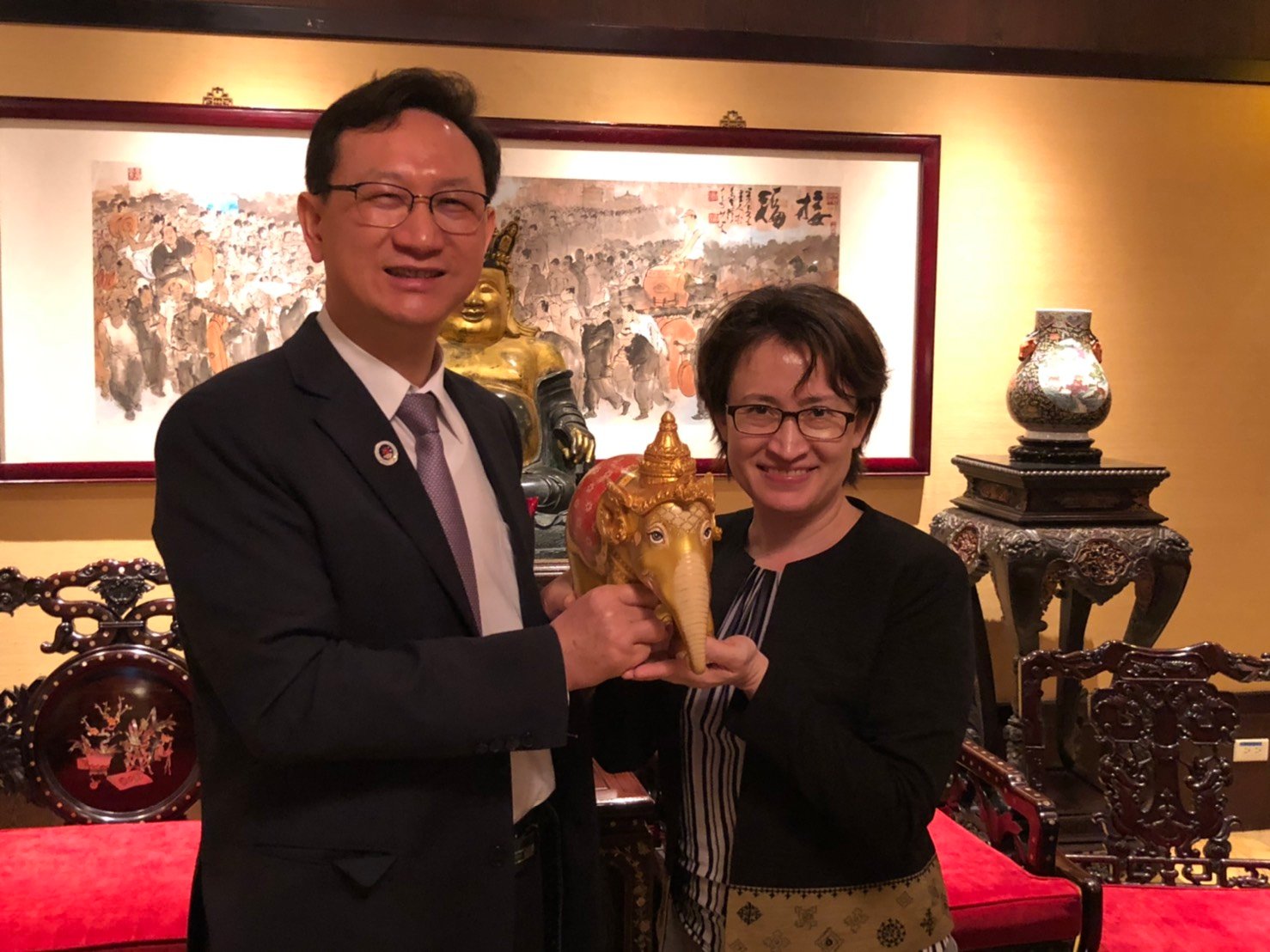 駐新加坡大使童振源(左)。翻攝童振源臉書