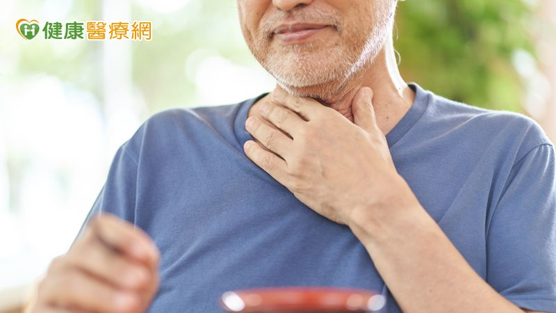 中風教師不放棄! 一個月成功卸除「象鼻」餵食