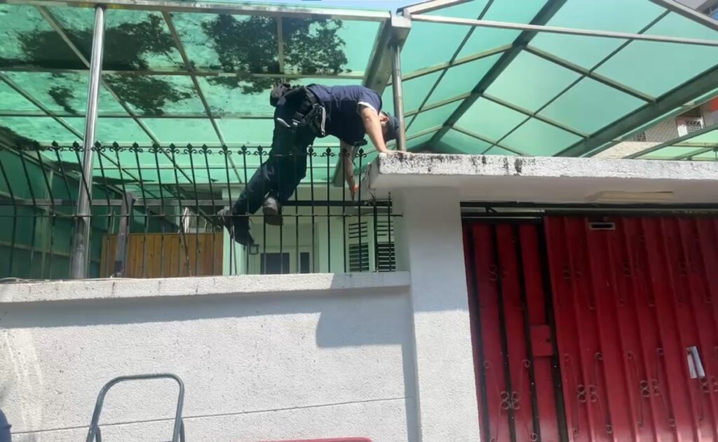 ▲圖說:民權派出所警員賴丁嘉借來梯子,從欄杆上翻入屋內救出歐男 (圖/台中市政府提供)