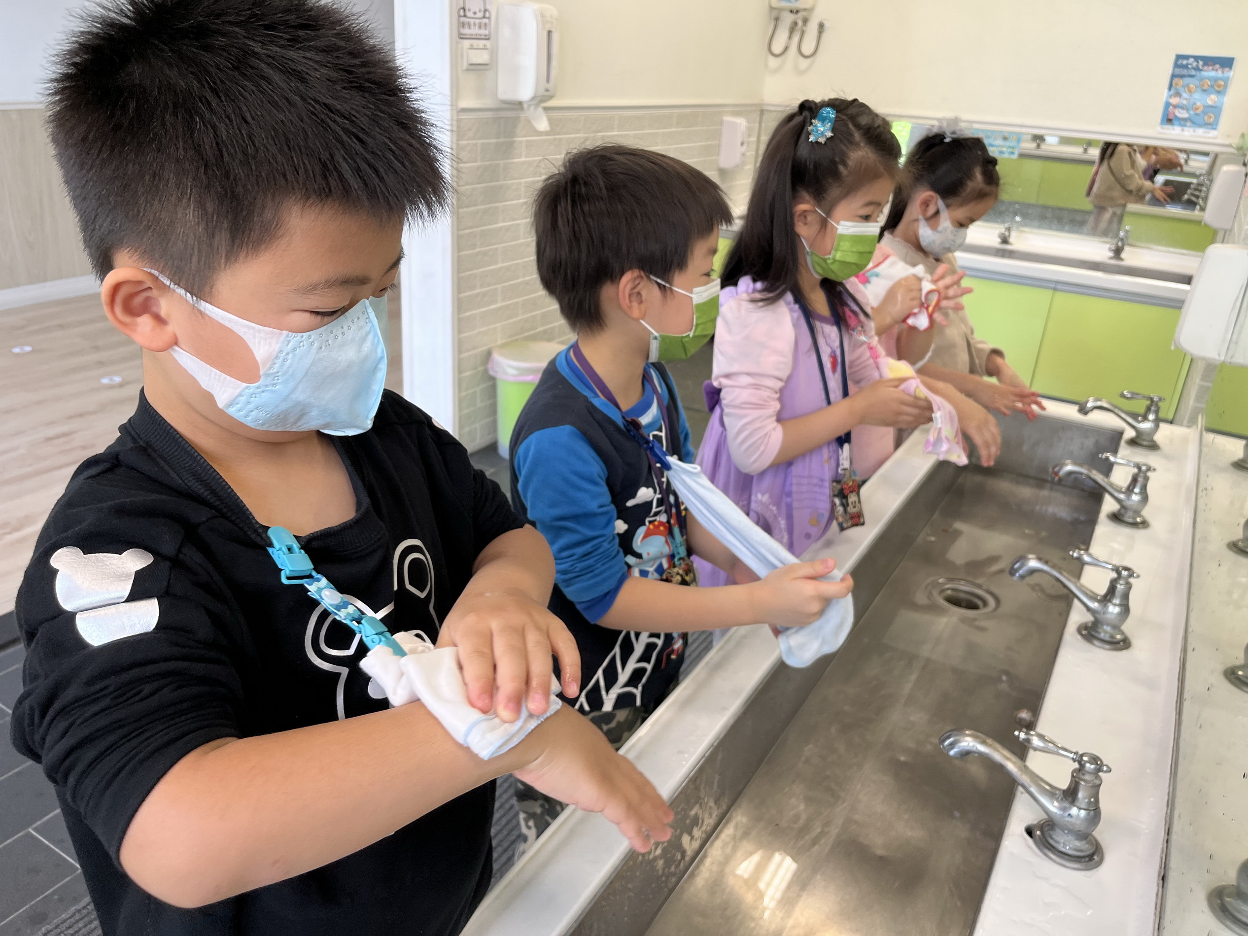 ▲彰化縣衛生局發出腸病毒疫情警報，提醒民眾返家務必先更衣、洗手後再抱小孩；教導幼童返家或進食前皆需確實洗手，落實生病不上學。（彰化縣政府提供）