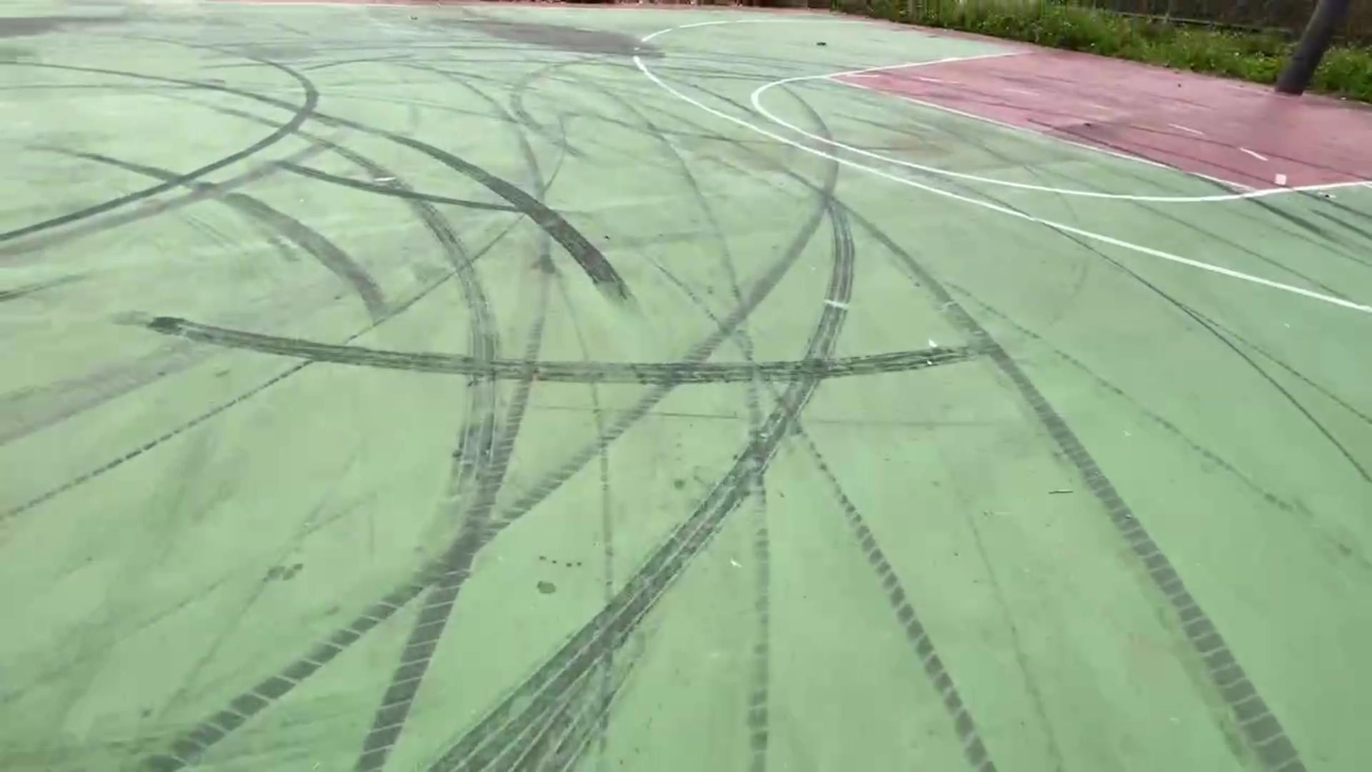 ▲一輛小貨車闖入鄉立幼兒園籃球場,並在場內進行危險的「甩尾」表演,地面留下一道道燒胎車痕,整座球場被破壞的面目全非。(記者張溎壕攝)