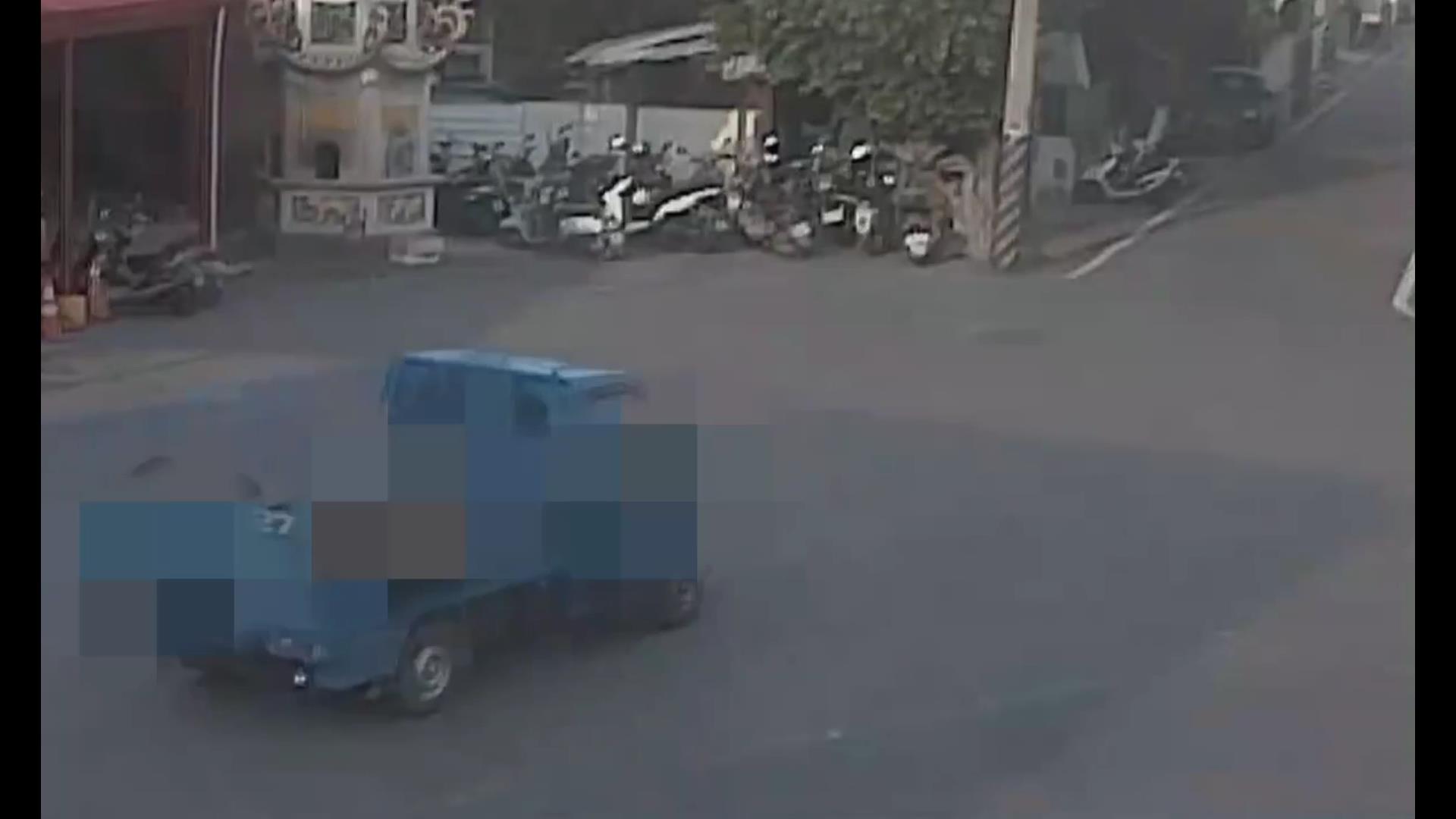 ▲一輛小貨車闖入鄉立幼兒園籃球場，並在場內進行危險的「甩尾」表演，地面留下一道道燒胎車痕，整座球場被破壞的面目全非。（記者張溎壕攝）