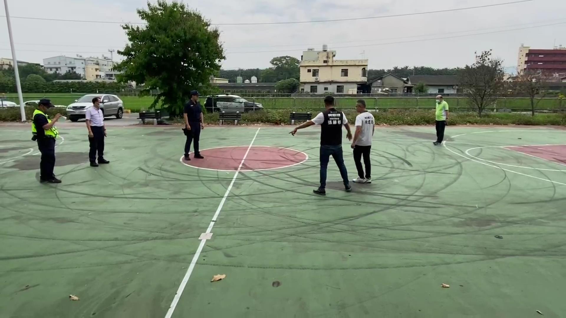 ▲一輛小貨車闖入鄉立幼兒園籃球場，並在場內進行危險的「甩尾」表演，地面留下一道道燒胎車痕，整座球場被破壞的面目全非。（記者張溎壕攝）