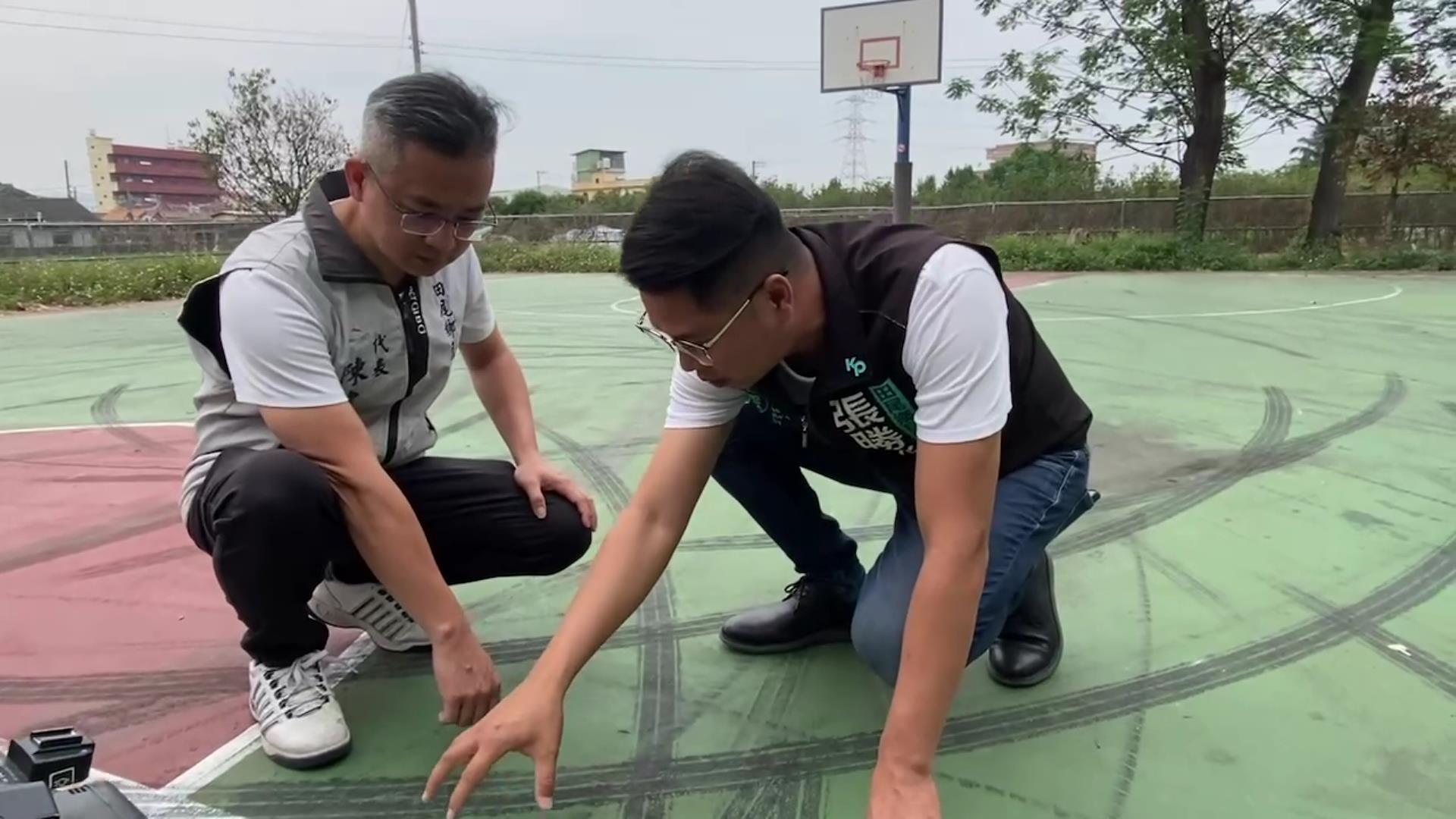 ▲一輛小貨車闖入鄉立幼兒園籃球場，並在場內進行危險的「甩尾」表演，地面留下一道道燒胎車痕，整座球場被破壞的面目全非。（記者張溎壕攝）