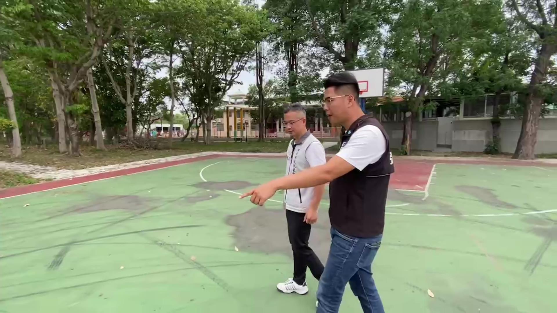 ▲一輛小貨車闖入鄉立幼兒園籃球場，並在場內進行危險的「甩尾」表演，地面留下一道道燒胎車痕，整座球場被破壞的面目全非。（記者張溎壕攝）