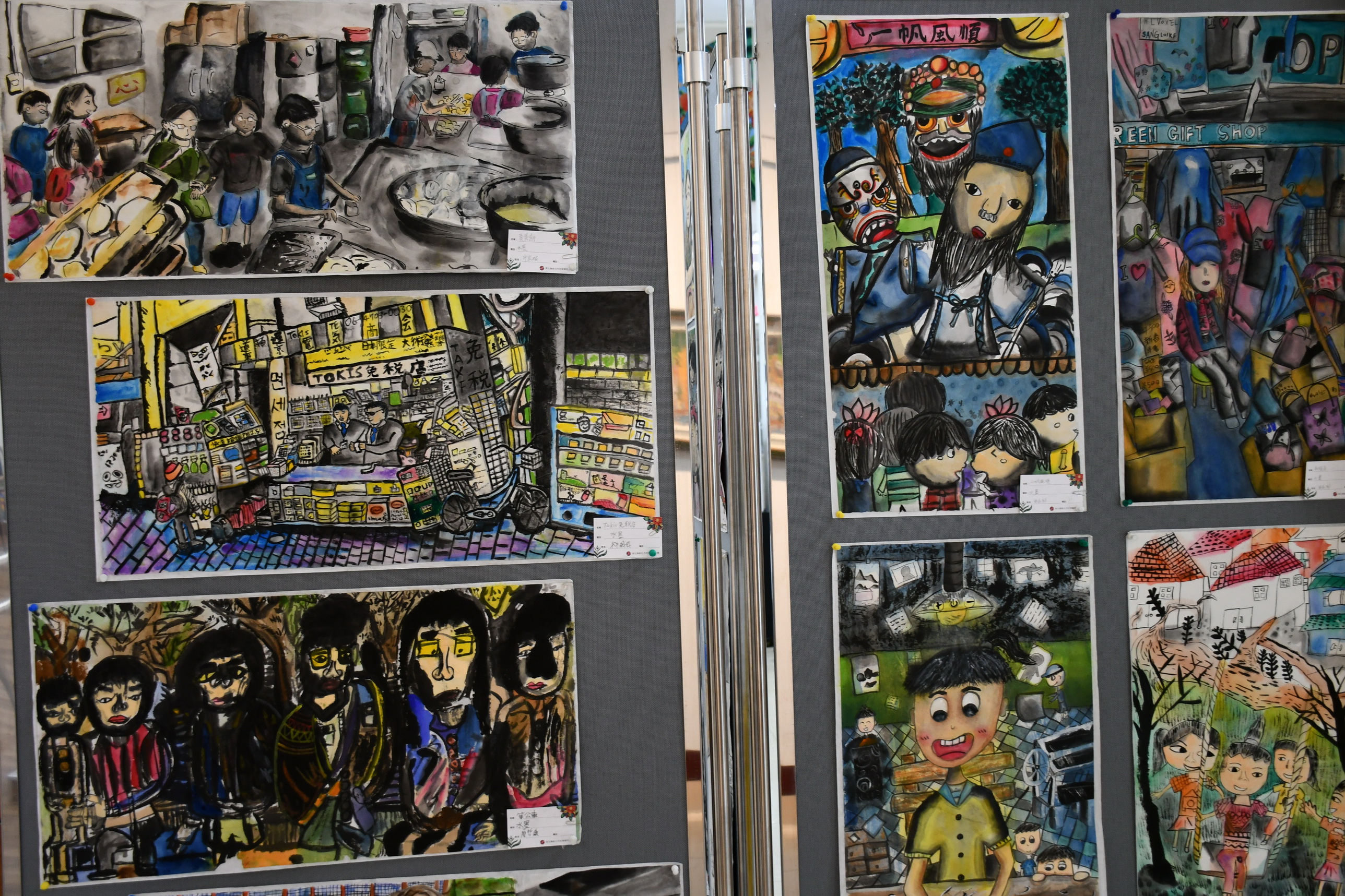▲彰化市忠孝國小第29屆美術班畢業成果展在市立圖書館藝文展覽室精彩登場,每一件作品都展現了孩子們的無限創意和獨特視角。(記者張溎壕攝)