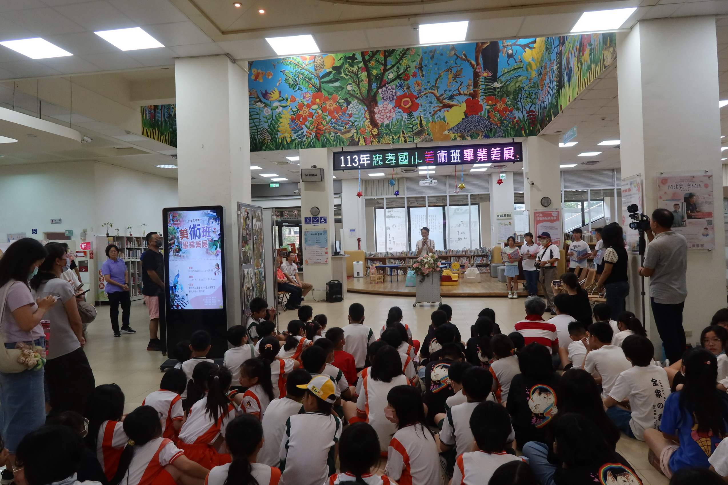 ▲彰化市忠孝國小第29屆美術班畢業成果展在市立圖書館藝文展覽室精彩登場，每一件作品都展現了孩子們的無限創意和獨特視角。（記者張溎壕攝）