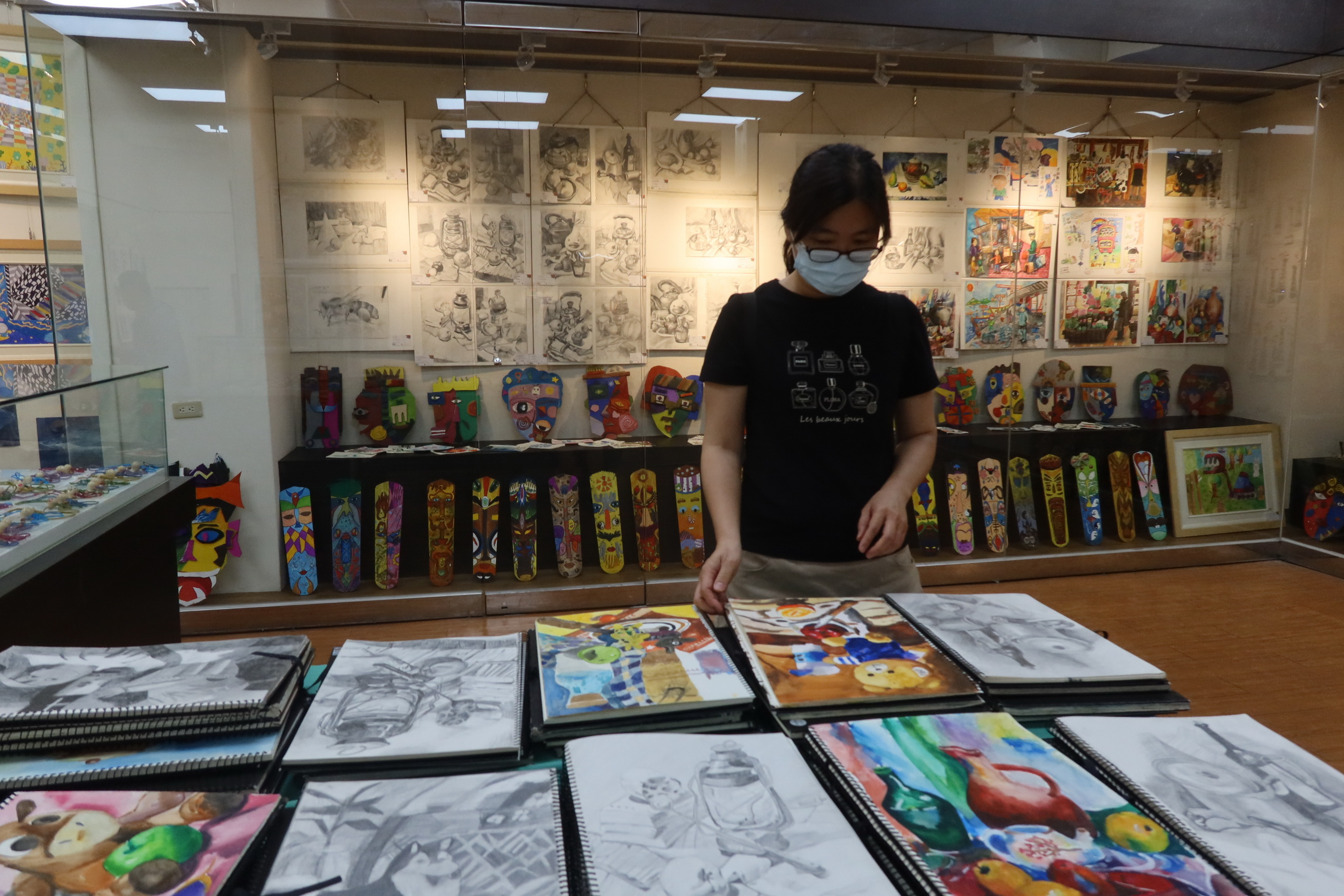▲彰化市忠孝國小第29屆美術班畢業成果展在市立圖書館藝文展覽室精彩登場，每一件作品都展現了孩子們的無限創意和獨特視角。（記者張溎壕攝）