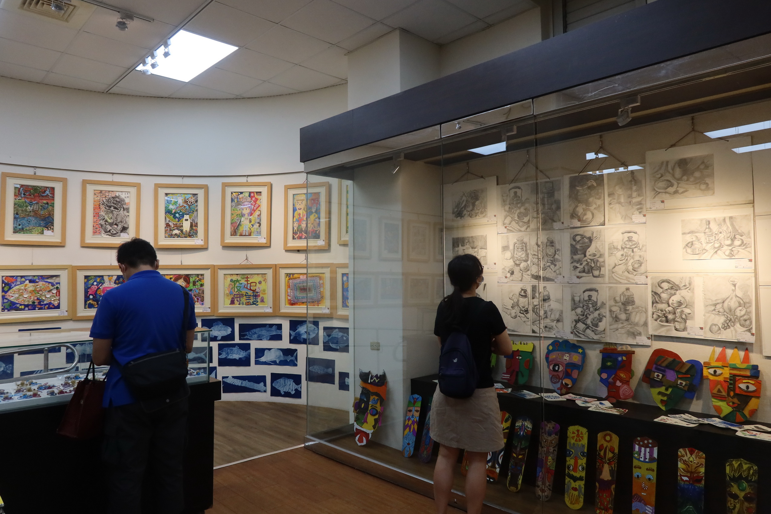 ▲彰化市忠孝國小第29屆美術班畢業成果展在市立圖書館藝文展覽室精彩登場，每一件作品都展現了孩子們的無限創意和獨特視角。（記者張溎壕攝）