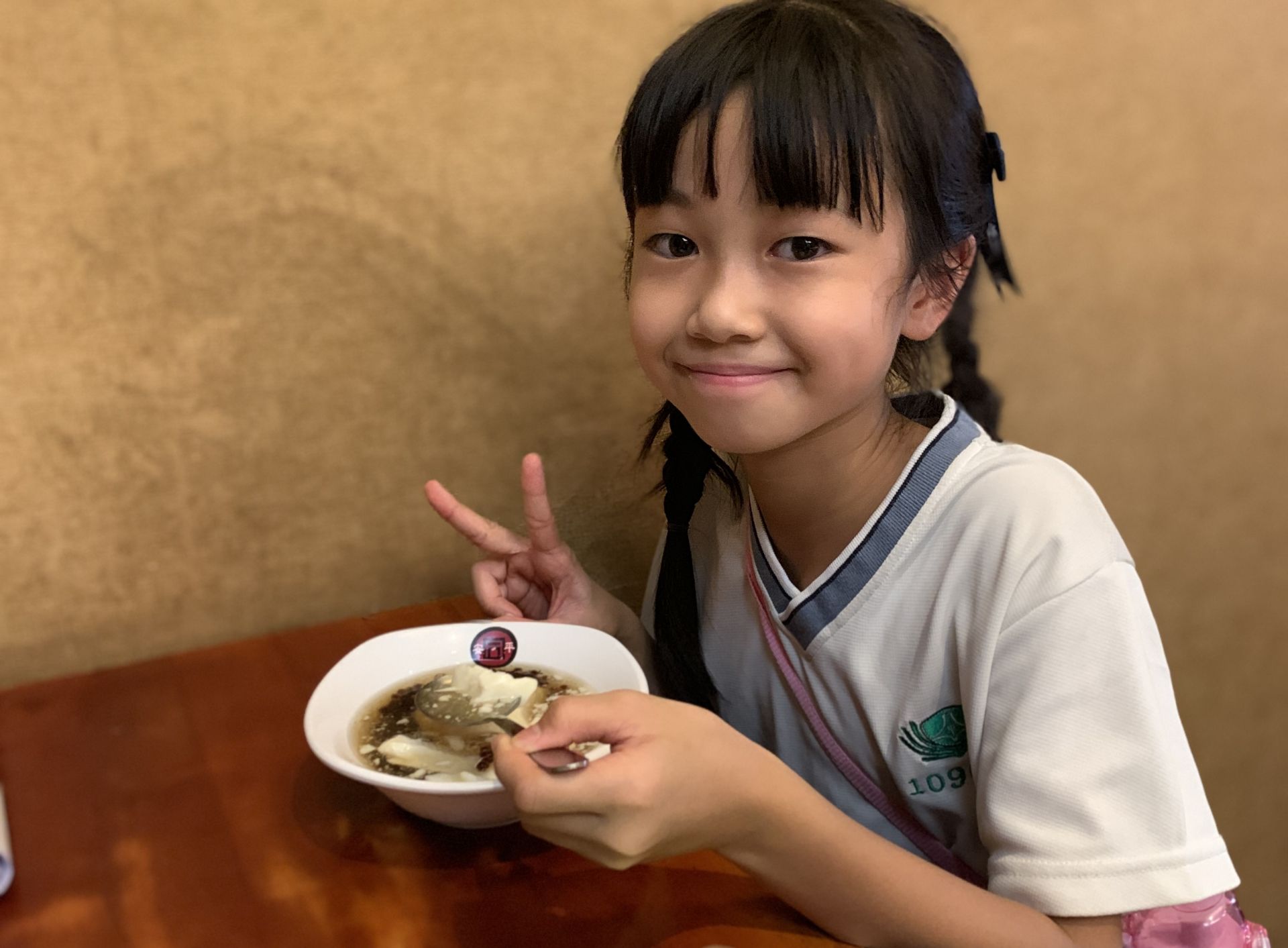 艷陽高照的午後,最令孩子們開心的就是來碗遵循古法、冰涼可口的安平豆花。