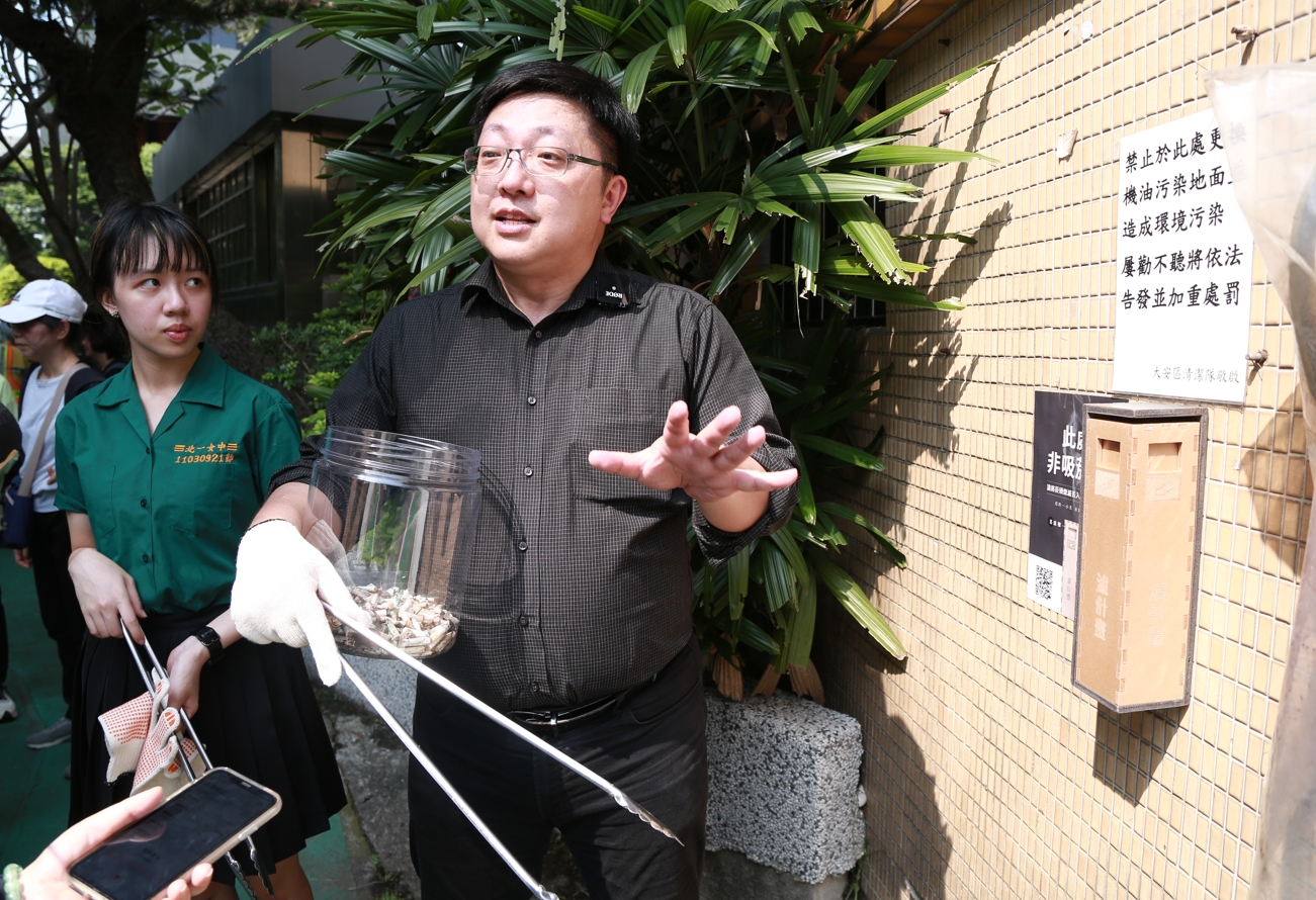 臺北市環保局長徐世勳也帶頭彎腰撿菸蒂,並且說明在昌隆里推動的濾計畫。