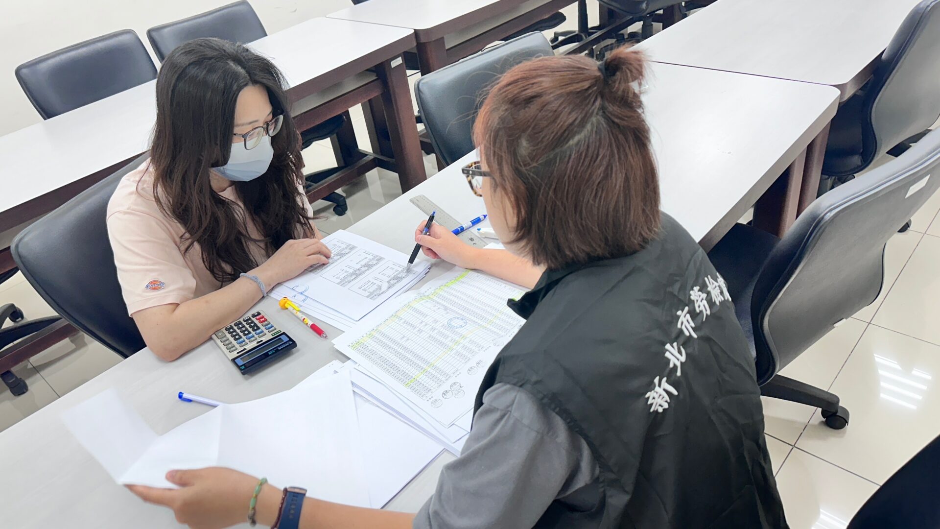 新北公布第2波違法雇主名單　242家業者遭罰1180萬元　嘉里大榮物流、國光汽車客運都被罰