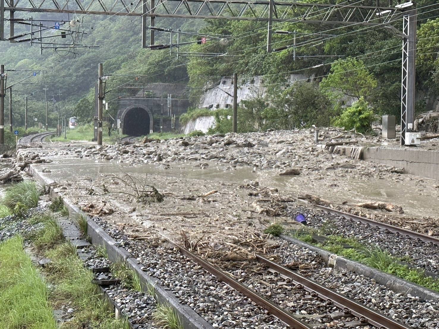 花蓮豪雨土石流侵襲 台鐵北迴線雙線不通、蘇花公路受阻