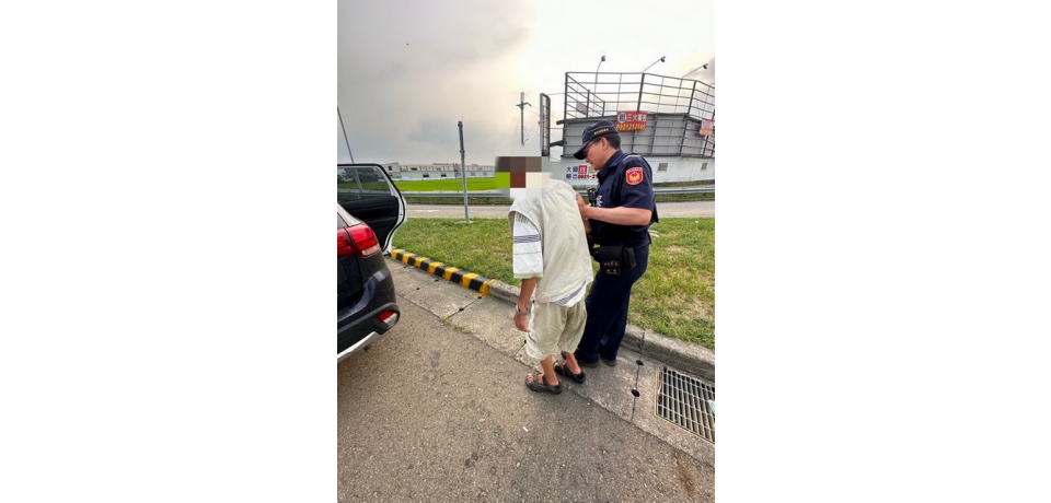騎電動車沒電卡路中 大埤警協助老翁返家