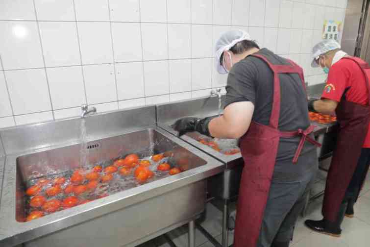 ▲營養午餐食材採購、驗收、製備及配膳等，皆按照教育局明訂的標準化作業流程辦理。（台南市政府提供）
