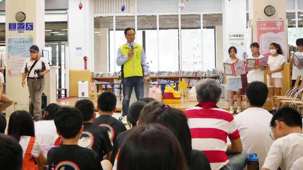 ▲彰化市長林世賢期勉忠孝國小美術班的小朋友多讀書多思考創作有自己風格的作品。(記者林明佑攝)