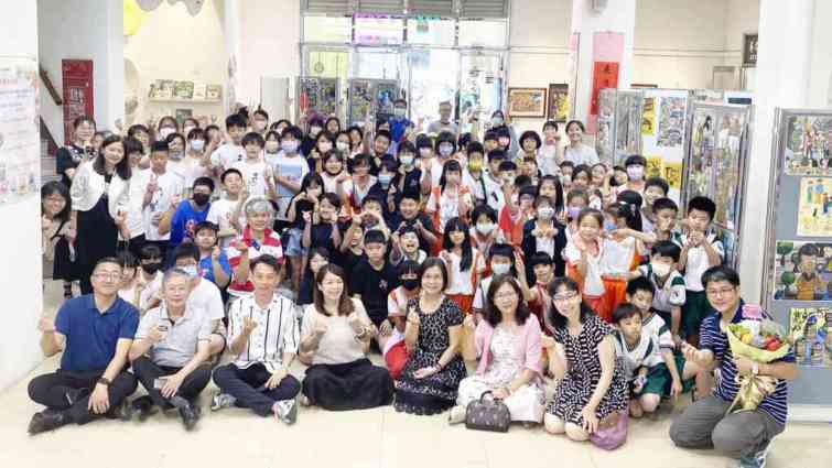 ▲彰化市忠孝國小第29屆美術班畢業成果展開幕式合照。（記者林明佑攝）