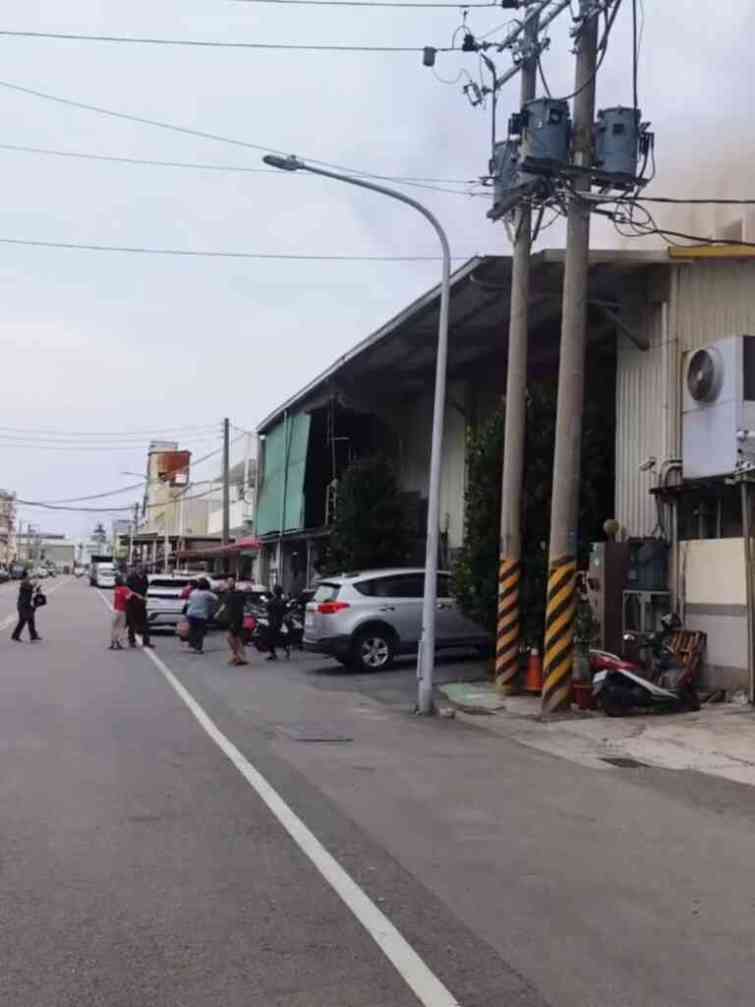 ▲台南仁德保安工業區一塑膠製造工廠火警，台南市消防局趕往灌救，無人受困。（翻攝臉書台南大小事社團）